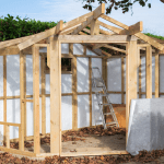 Pourquoi et comment installer un abri de jardin en bois sur votre terrain ?