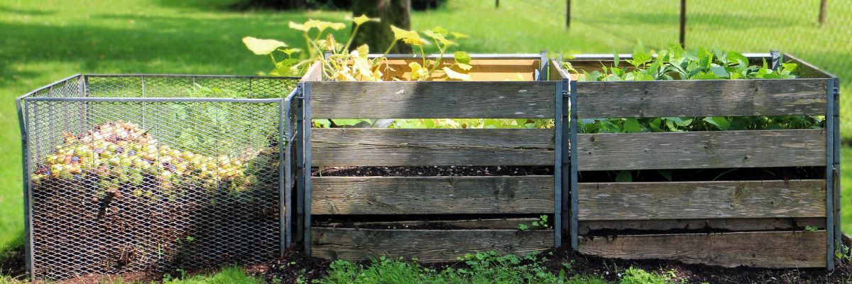 Des bacs pour faire du compost dans le jardin
