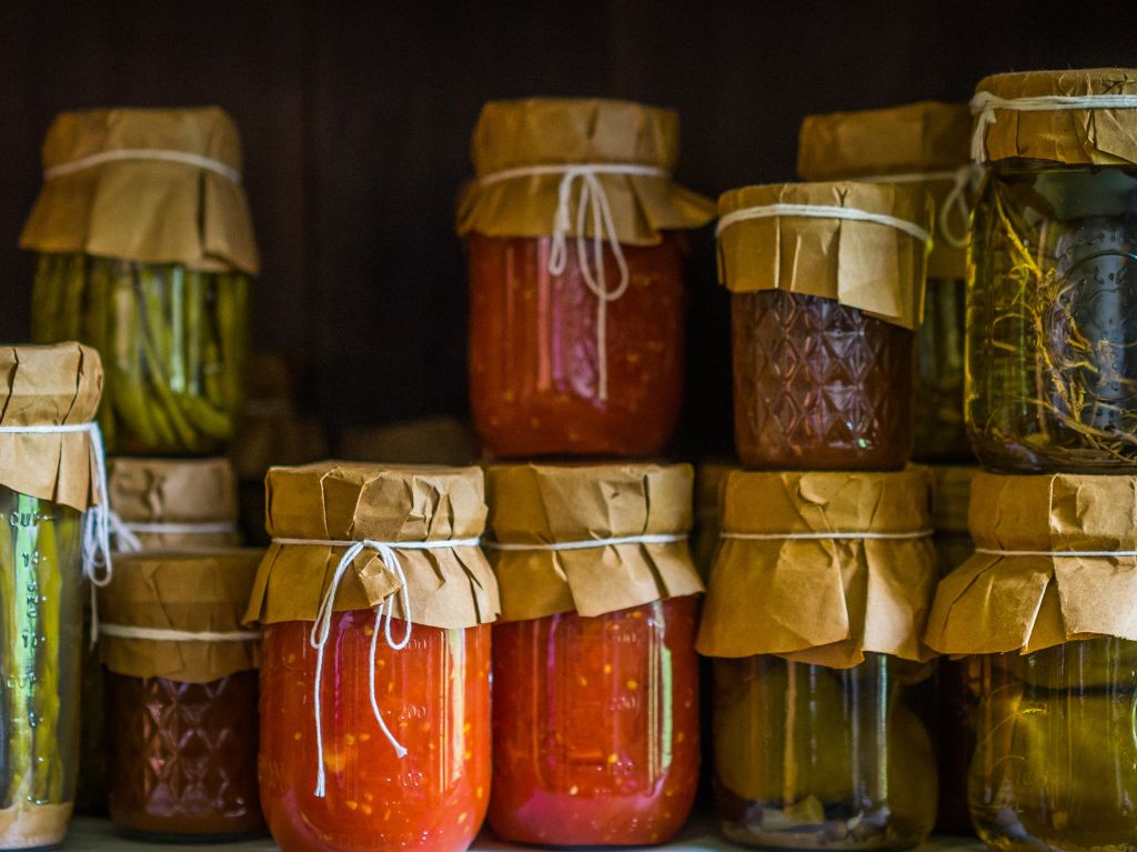 Bocaux de legumes sur etagere