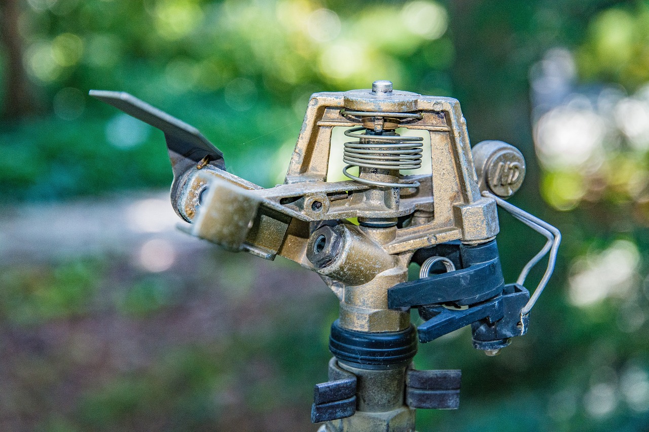 un système d'arrosage automatique dans un jardin
