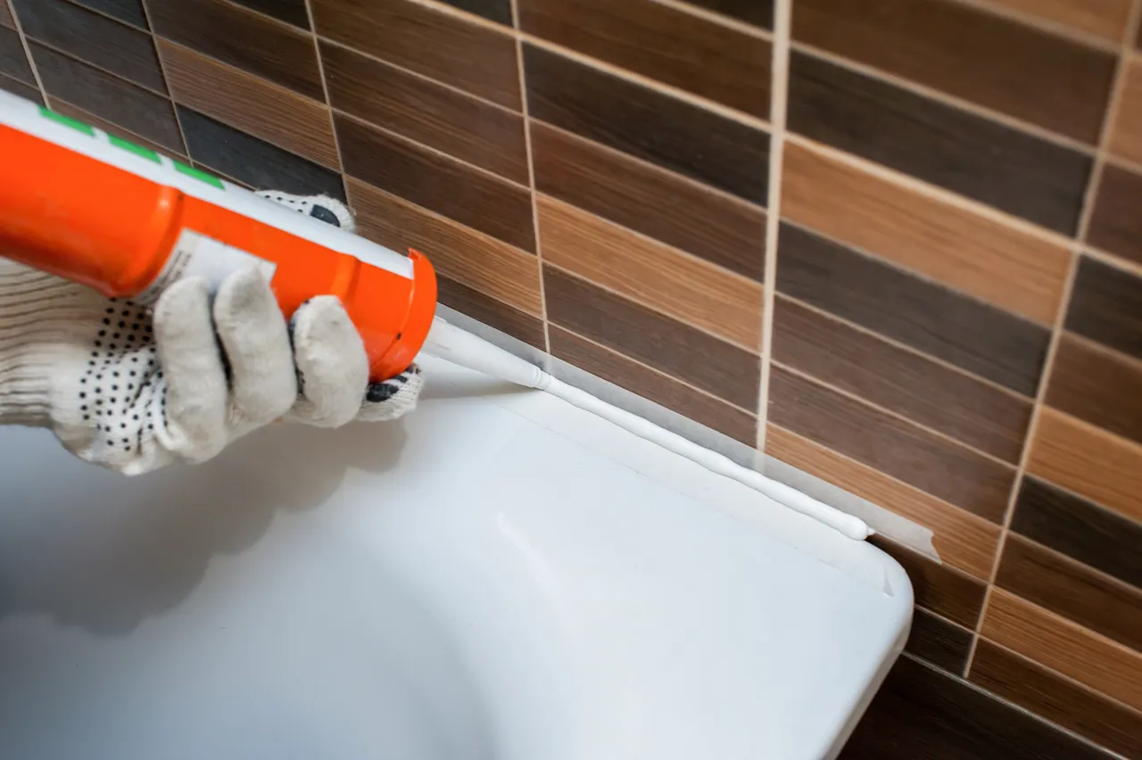 Vos joints de salle de bains jaunissent ? 5 astuces pour blanchir les