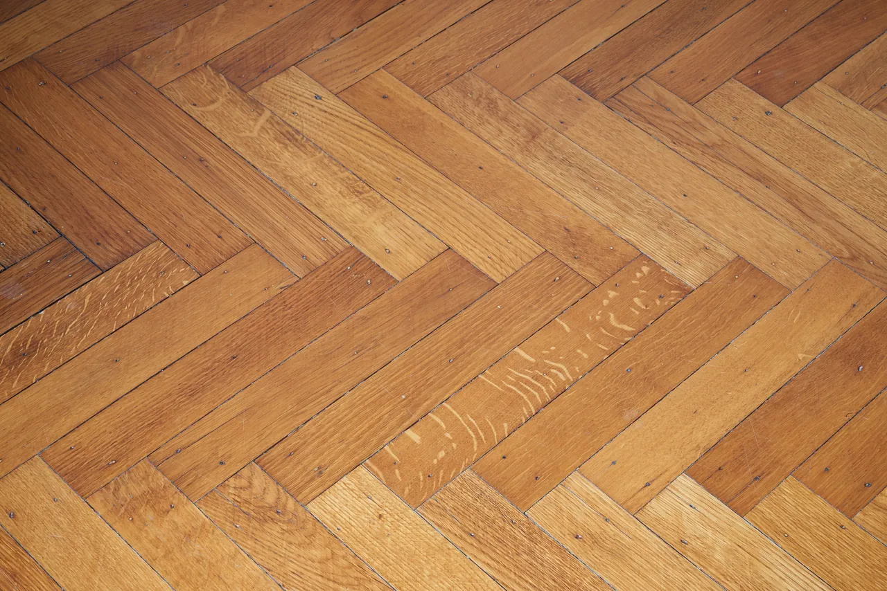 Votre parquet est rayé ou abîmé ? Les meilleures solutions pour retrouver un sol parfait