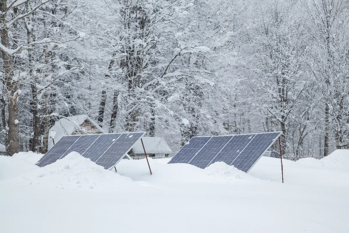 vos-panneaux-solaires-sont-ils-impactes-par-le-froid-et-la-neige-voici-les-astuces-pour-bien-les-entretenir-cet-hiver