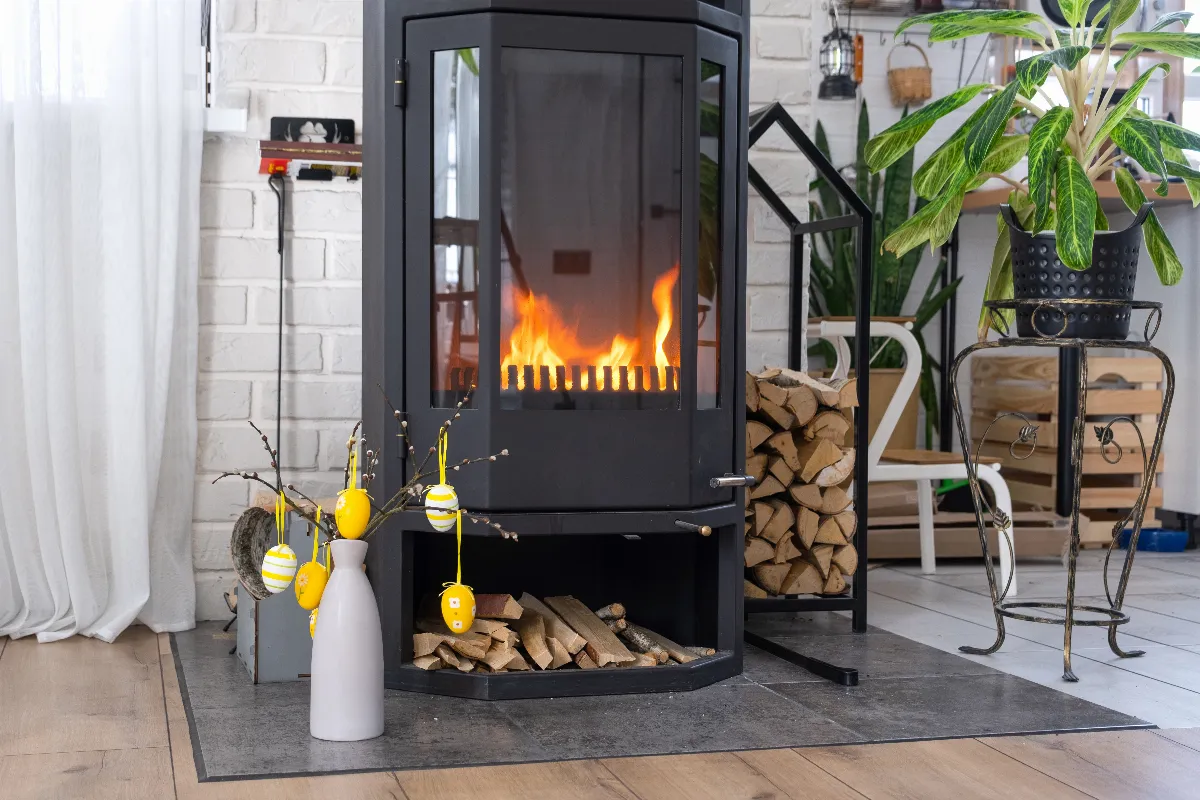 de-la-fumee-sort-de-la-porte-de-votre-poele-a-bois-voici-les-precautions-a-prendre-immediatement