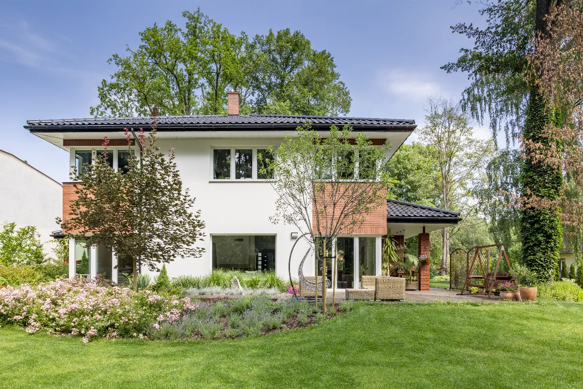 planter-des-arbres-a-proximite-de-votre-maison-quelle-est-la-distance-minimale-pour-les-planter-sans-risque