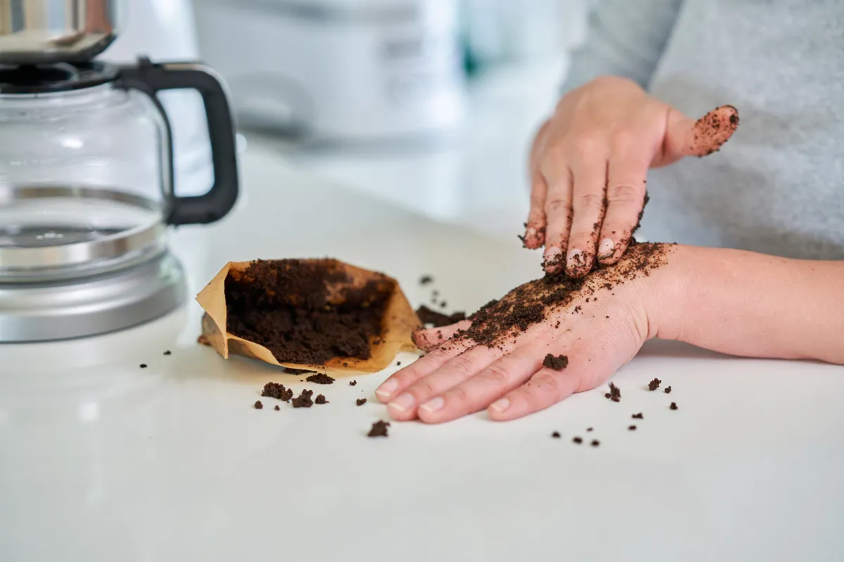 verser-trop-de-marc-de-cafe-dans-votre-evier-est-ce-nocif-pour-votre-plomberie