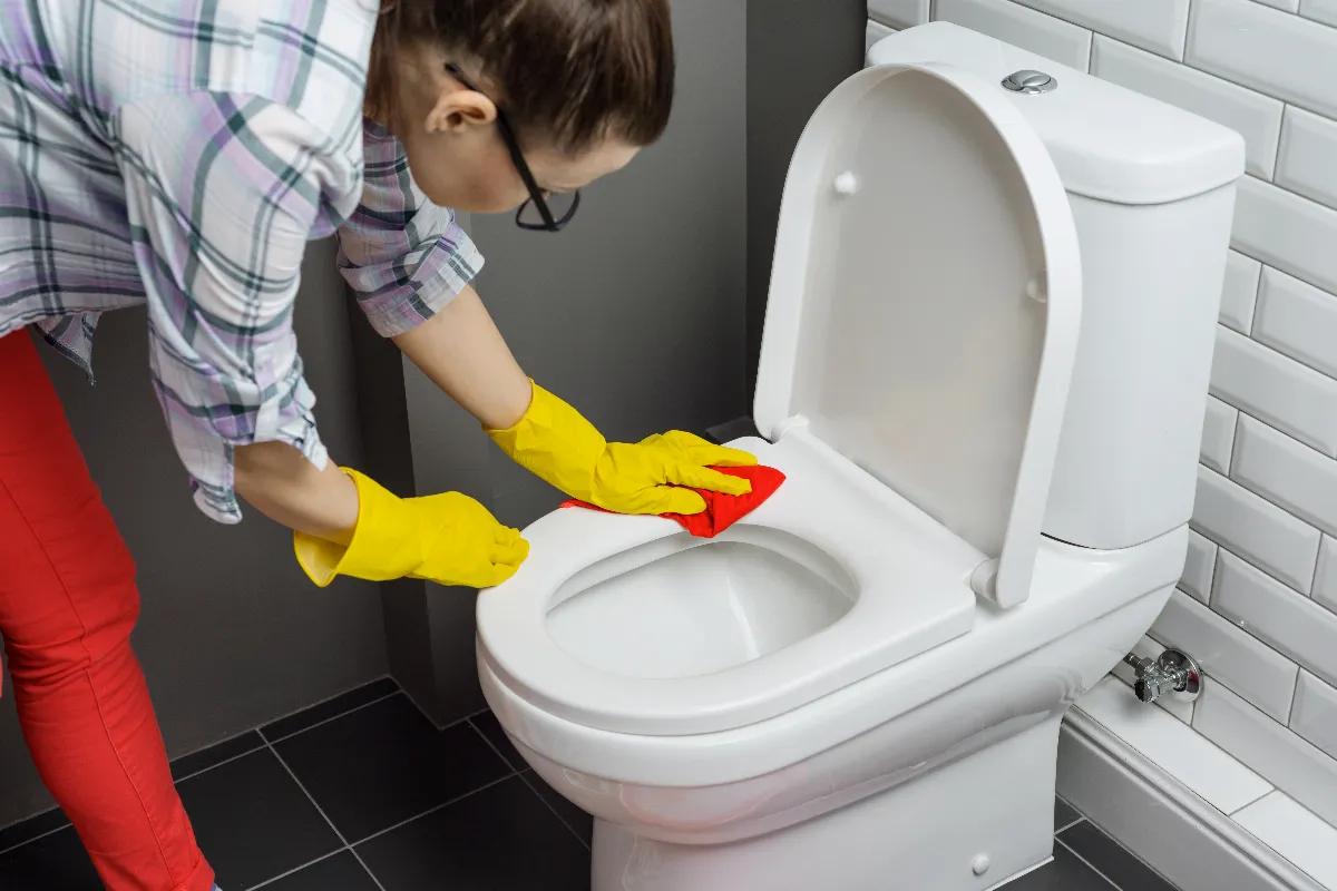 5-astuces-ultra-efficaces-pour-blanchir-la-lunette-de-vos-toilettes-voici-la-methode-a-suivre