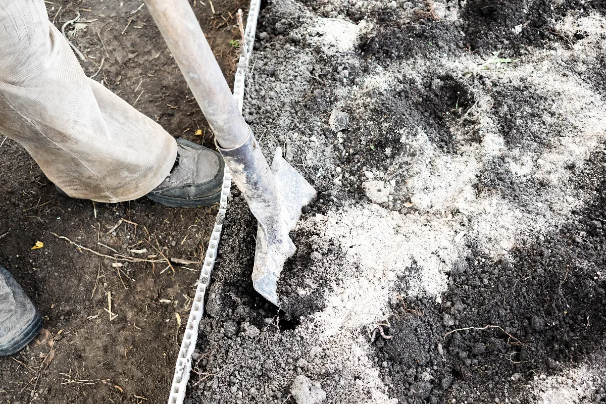 voici-comment-conserver-les-cendres-de-votre-cheminee-apres-lhiver-pour-votre-jardin