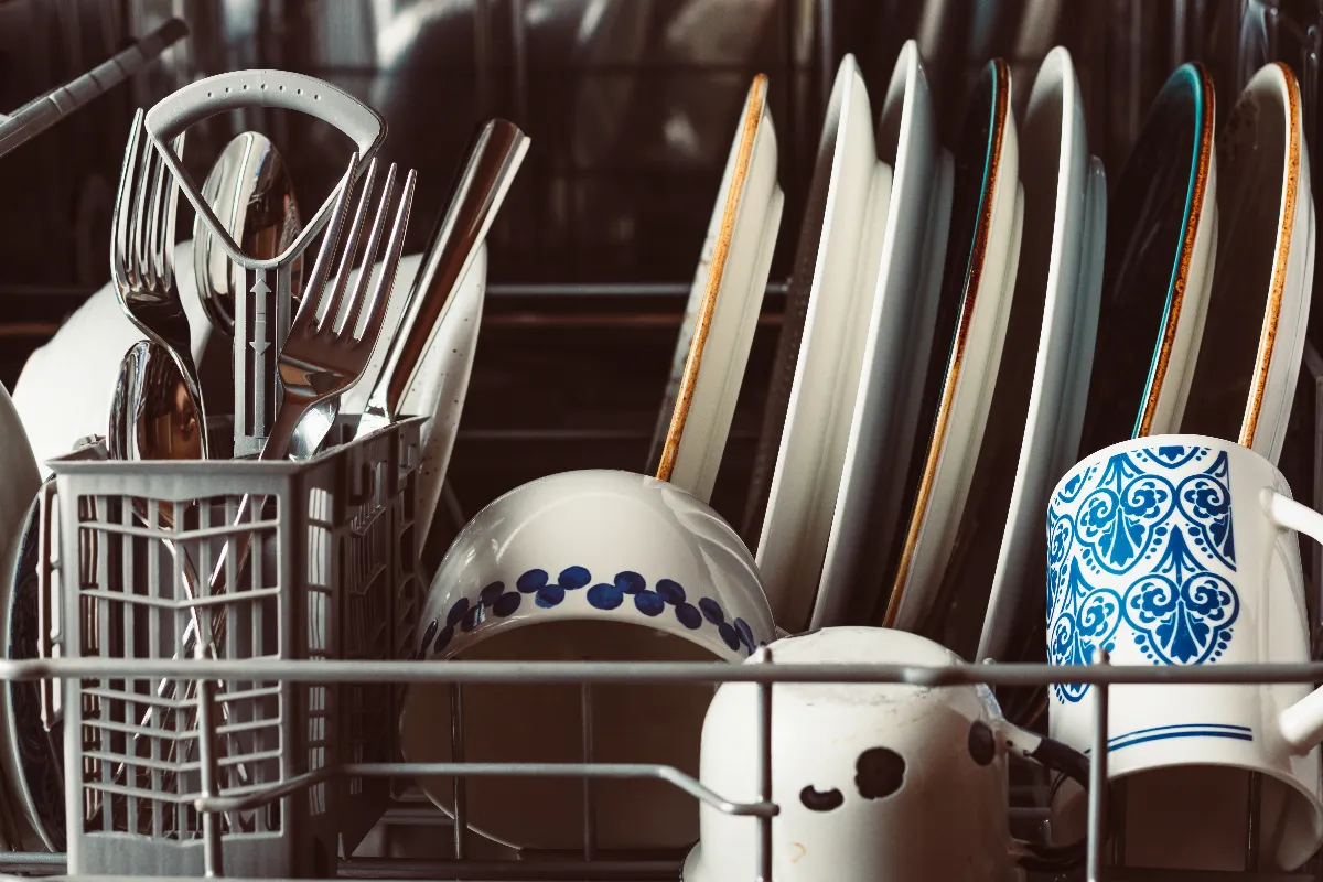 voici-dans-quel-sens-vous-devriez-placer-vos-couverts-dans-votre-lave-vaisselle-decouvrez-cette-astuce-incroyable