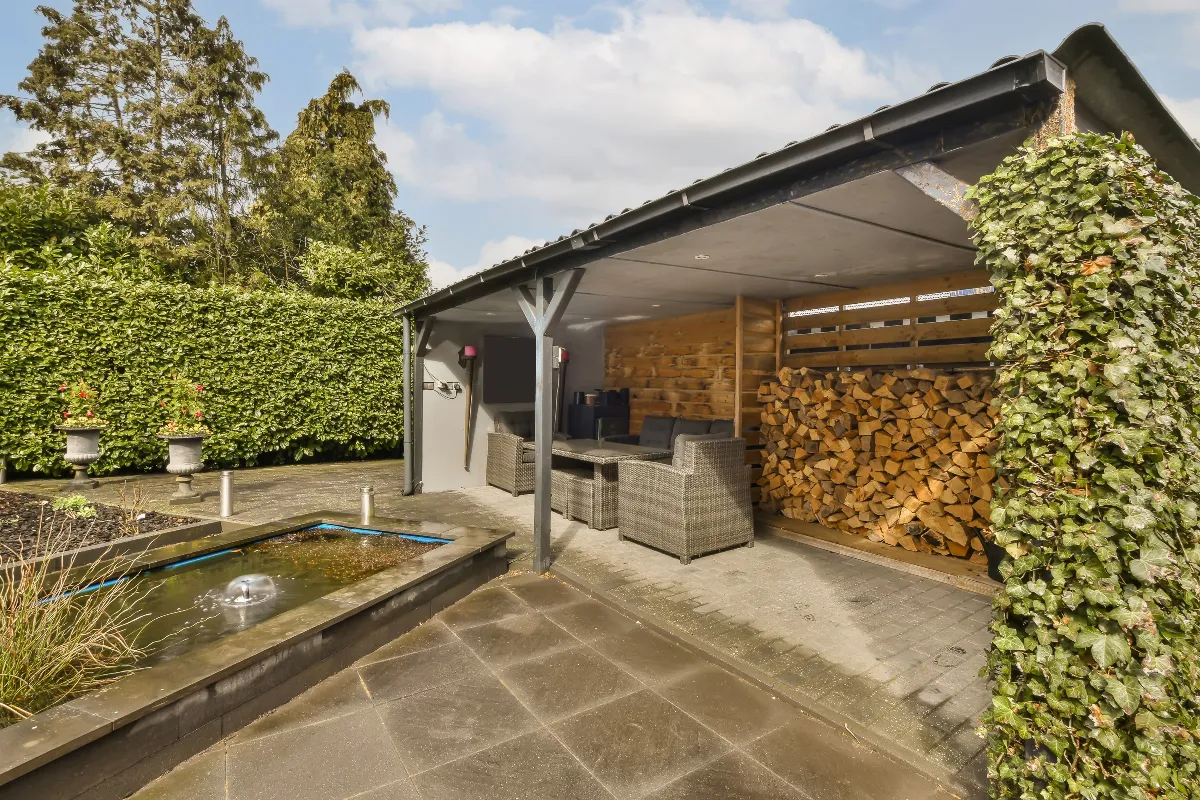 voici-lendroit-ideal-pour-ranger-votre-bois-de-chauffage-ce-printemps-pour-lhiver-suivant