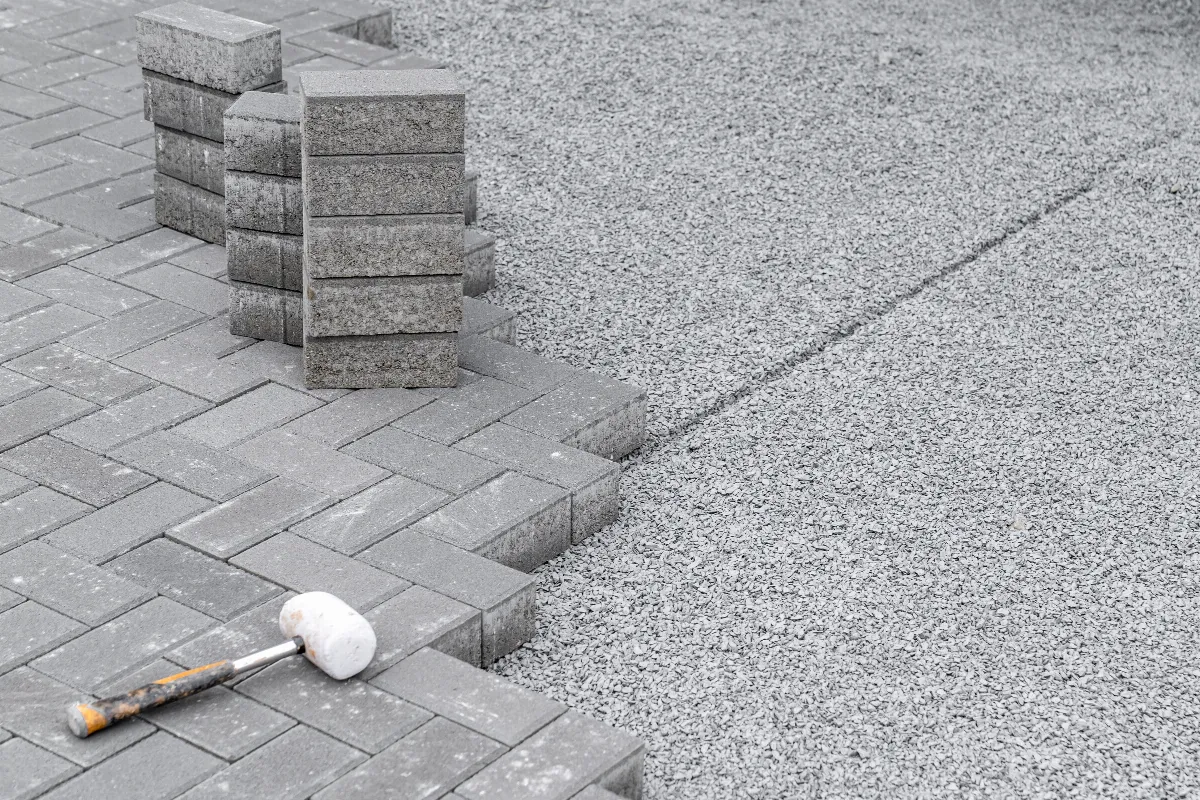 voici-les-6-etapes-cles-pour-reussir-la-pose-des-paves-autobloquants-dans-votre-jardin