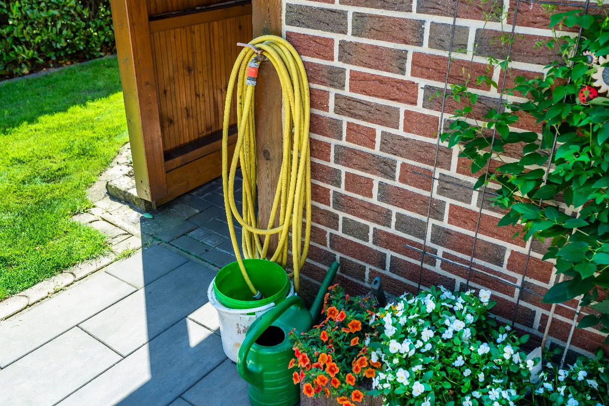 3-solutions-simples-et-efficaces-pour-proteger-au-mieux-votre-tuyau-darrosage-dans-le-jardin