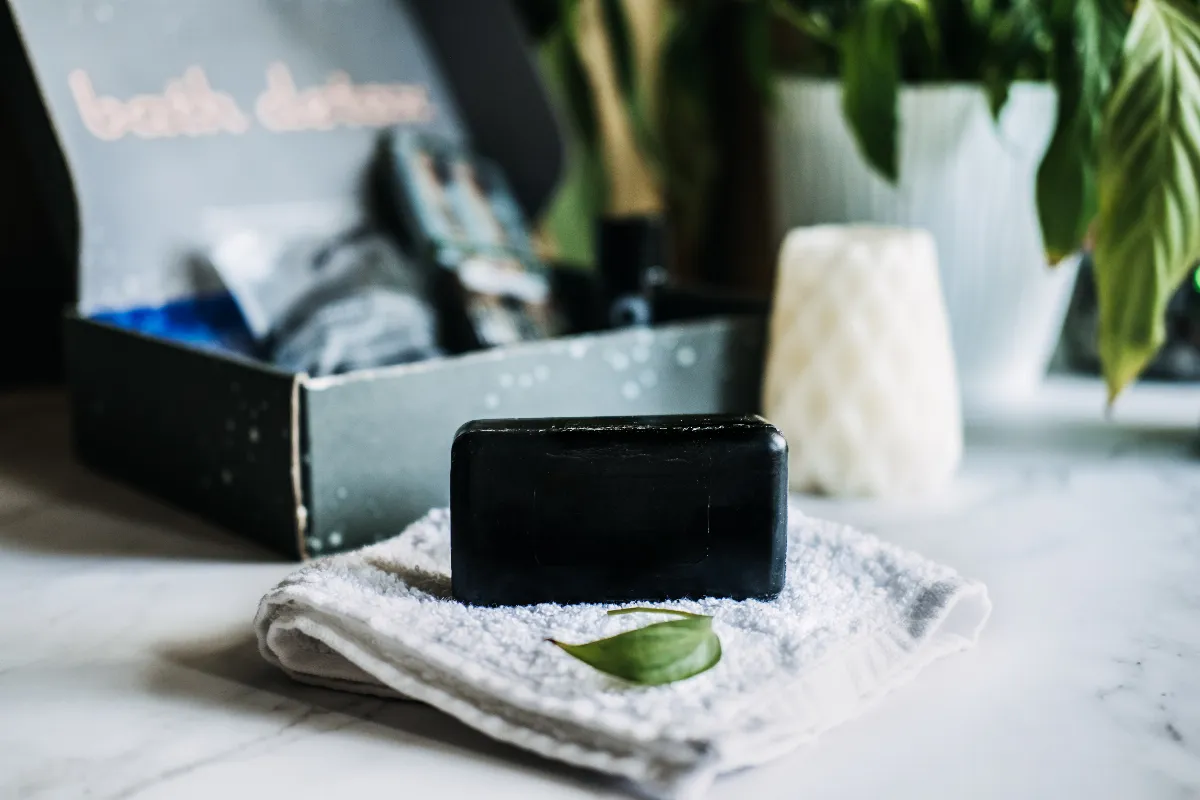 4-utilisations-du-savon-noir-dans-votre-jardin-decouvrez-ces-astuces-meconnues