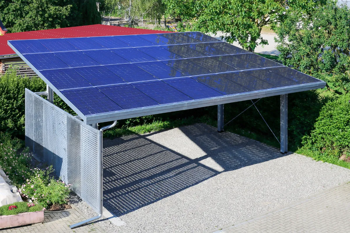 Carport solaire dans jardin