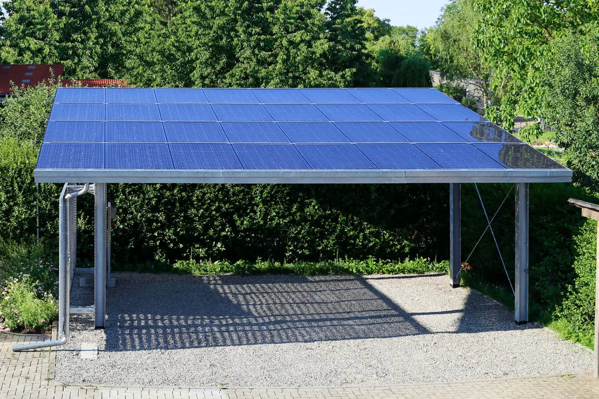 Carport solaire installé dans jardin