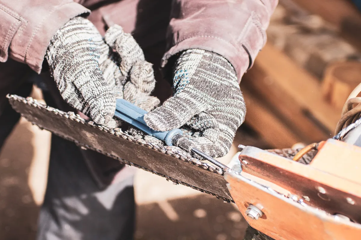 la-chaine-de-votre-tronconneuse-est-bloquee-voici-lastuce-pour-la-reparer-facilement