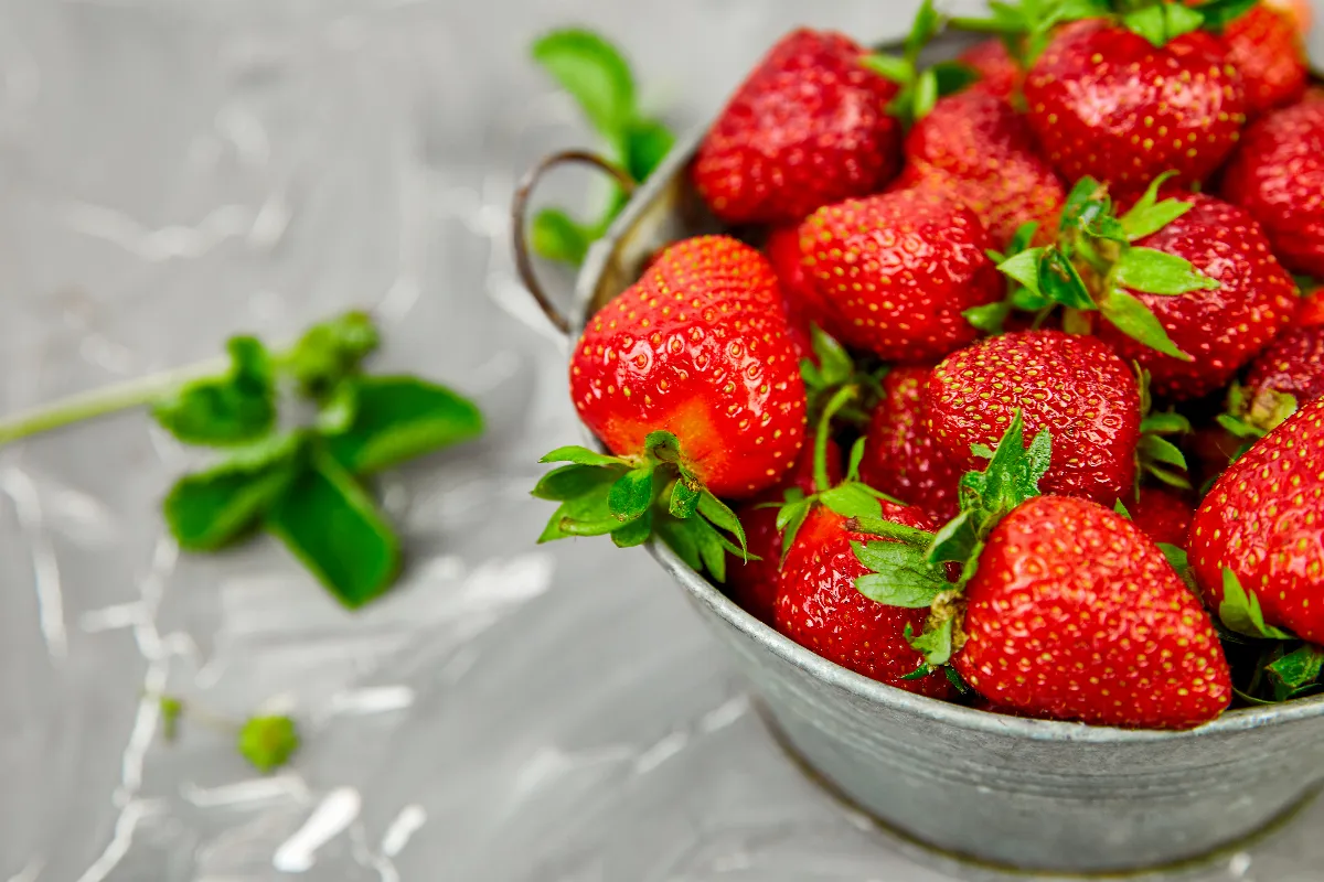 ne-jetez-plus-les-queues-de-vos-fraises-voici-comment-les-reutiliser-facilement