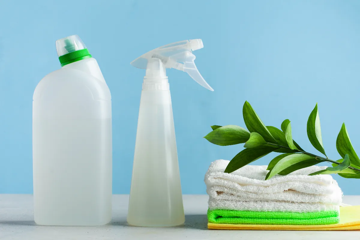 voici-la-meilleure-astuce-pour-nettoyer-votre-salon-de-jardin-en-plastique-blanc