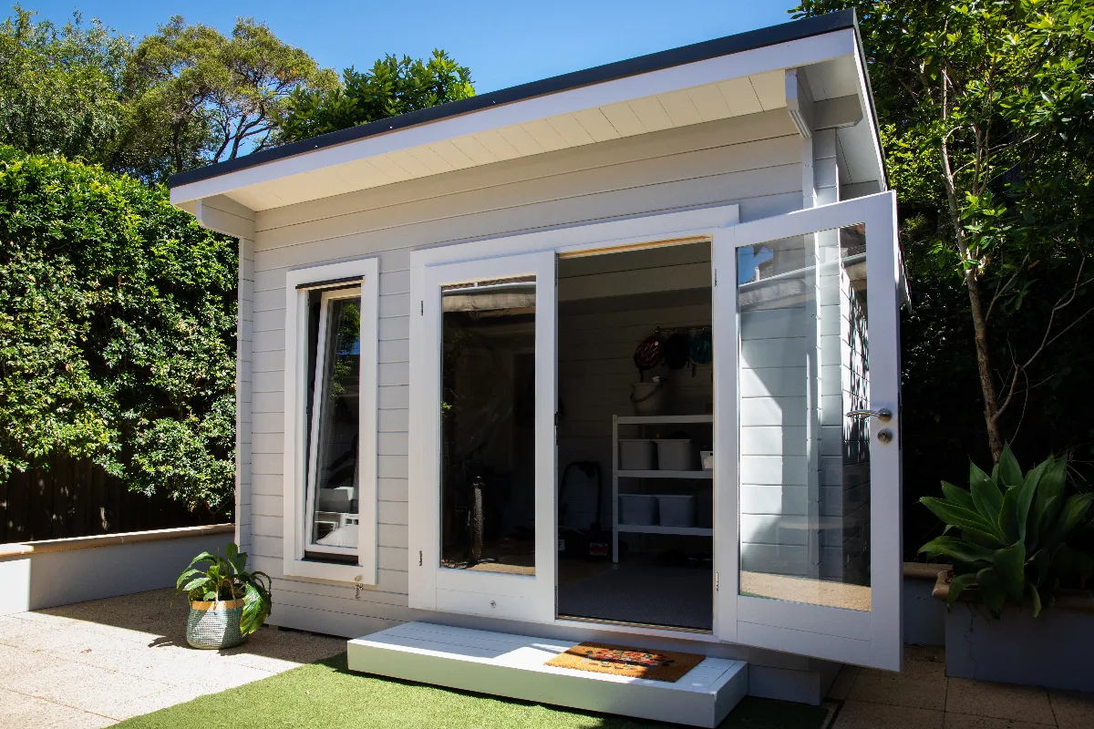 4-solutions-pour-bien-ranger-votre-abri-de-jardin-voici-comment-optimiser-lorganisation