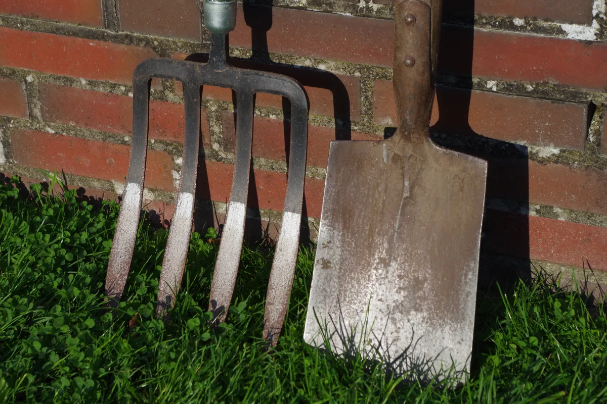 fourche-beche-voici-lastuce-pour-changer-le-manche-facilement