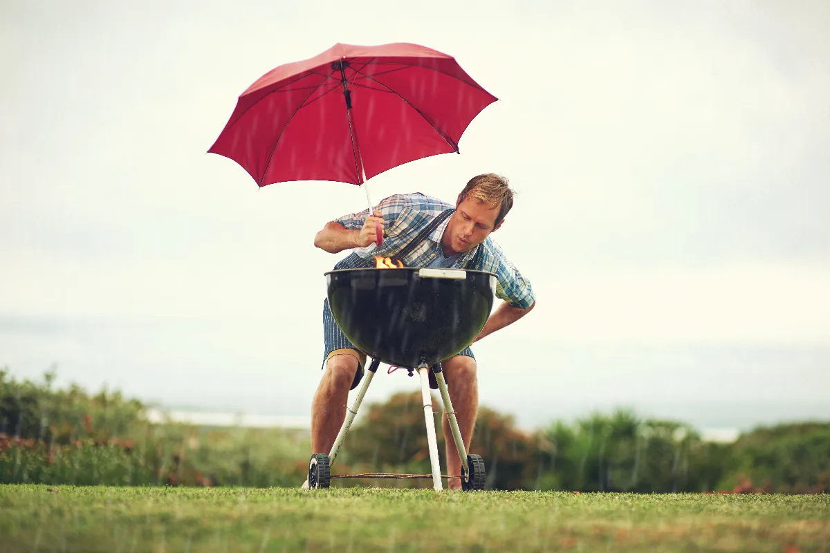 faire-un-barbecue-meme-sous-la-pluie-cest-possible-avec-cette-astuce-secrete-pour-un-allumage-reussi