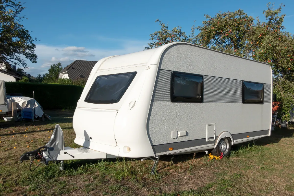 installer-un-mobil-home-ou-une-caravane-dans-son-est-ce-autorise-voici-les-regles-a-connaitre