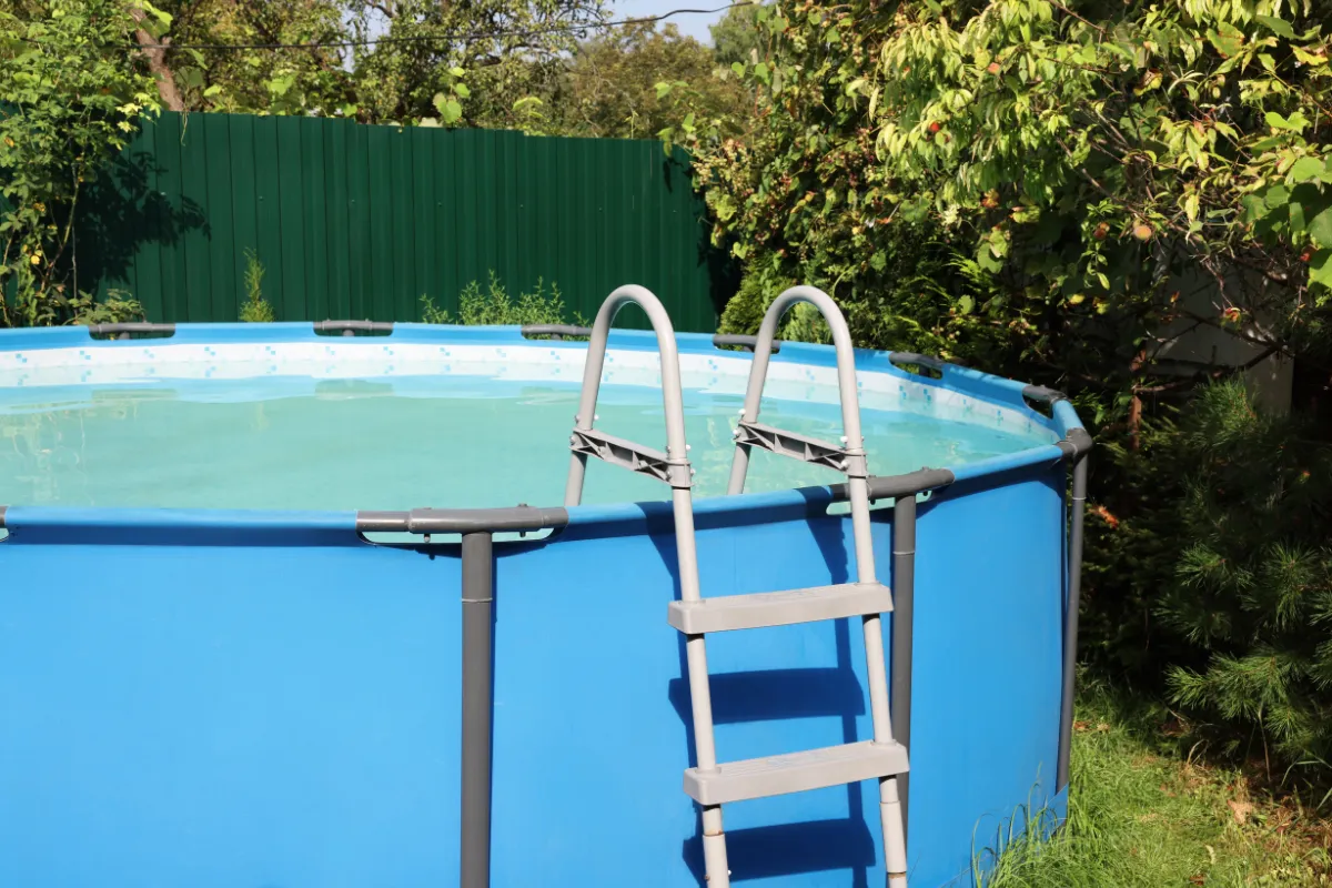 piscine-hors-sol-faut-il-obligatoirement-la-declarer-voici-les-regles-a-suivre-absolument-en-2024