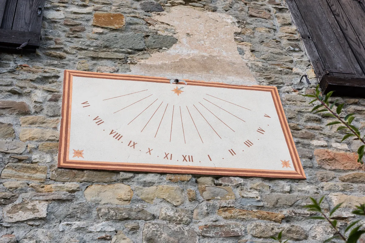 installer-un-cadran-solaire-mural-dans-son-jardin-voici-les-etapes-a-respecter