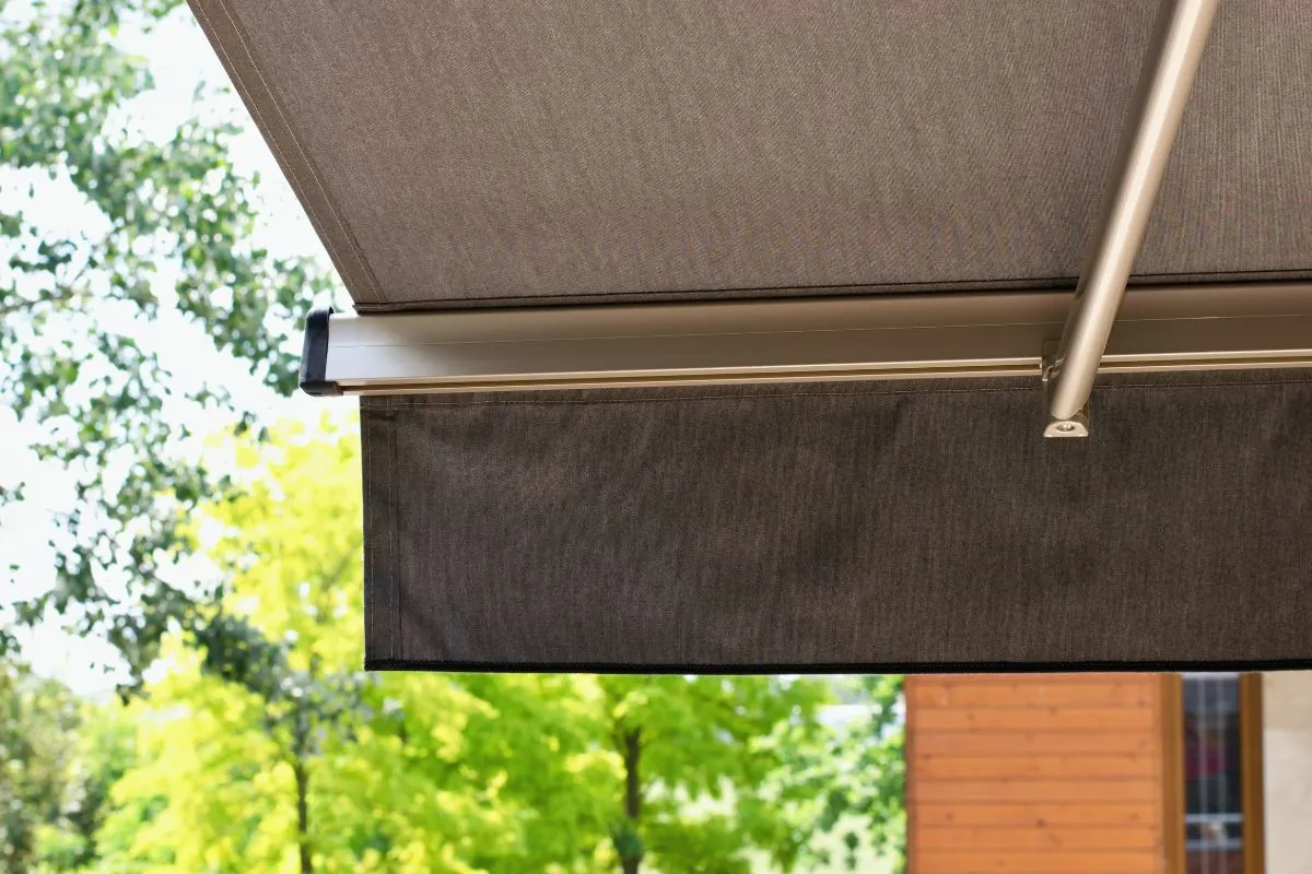 lentoilage-dun-store-exterieur-tout-ce-quil-faut-savoir-pour-bien-choisir-et-entretenir-votre-toile