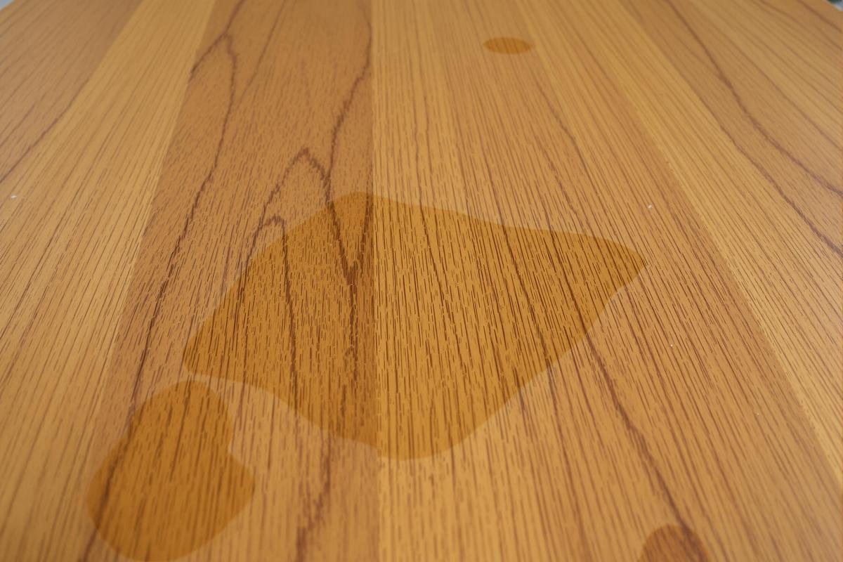Comment enlever une tache d'eau sur un meuble en chêne