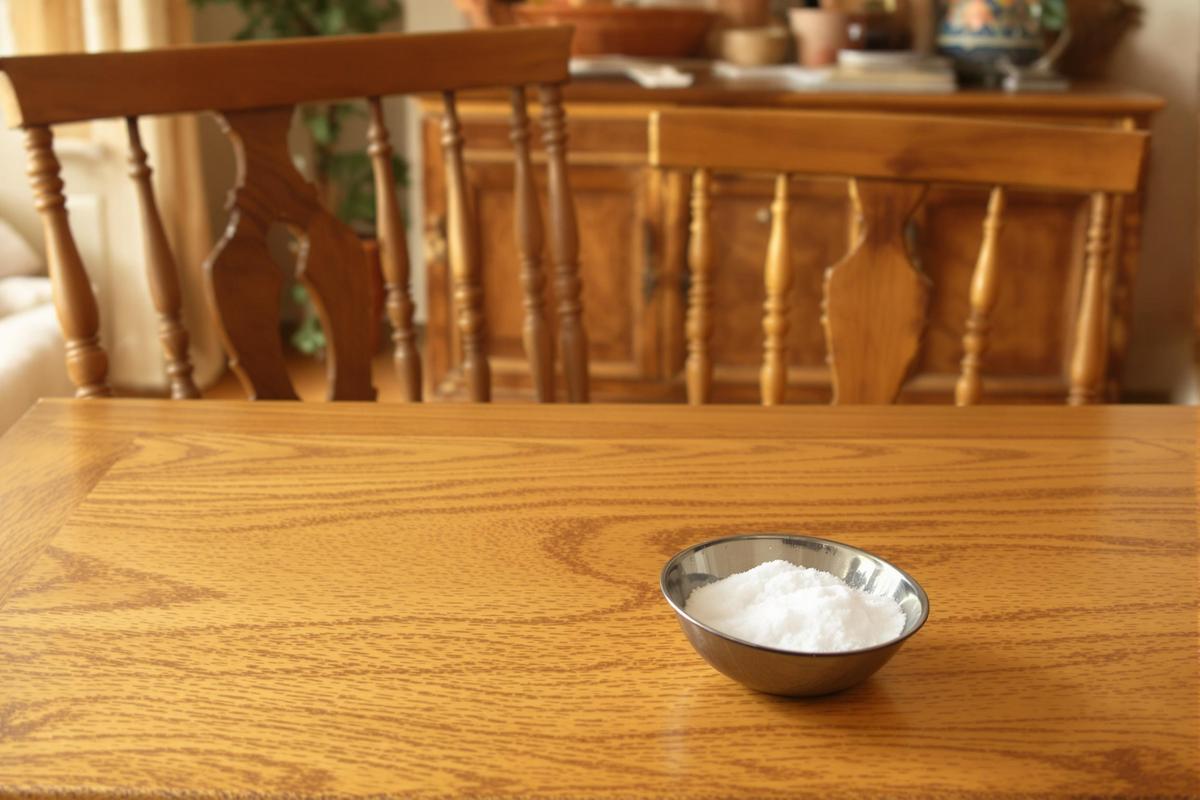 Nettoyer un meuble en bois avec du bicarbonate de soude