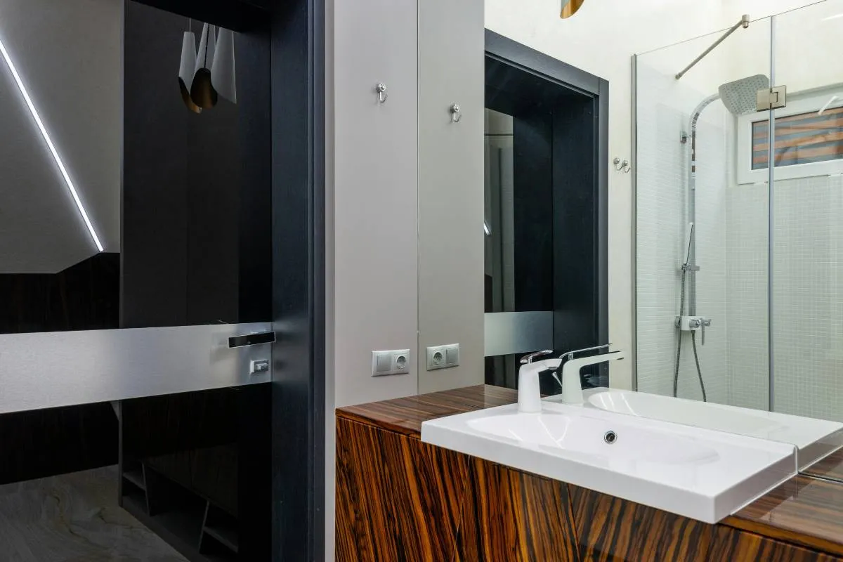 quels-moyens-utiliser-pour-reduire-lhumidite-dune-salle-de-bains-sans-fenetres