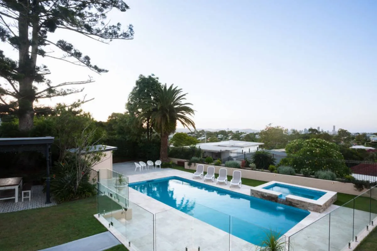 comment-choisir-le-bon-algicide-pour-votre-type-de-piscine